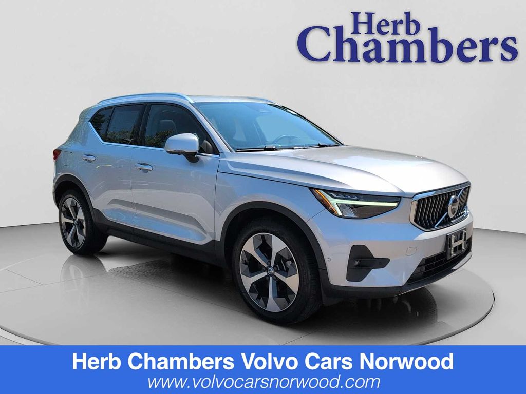 2023 Volvo XC40 B5 AWD Plus Bright
