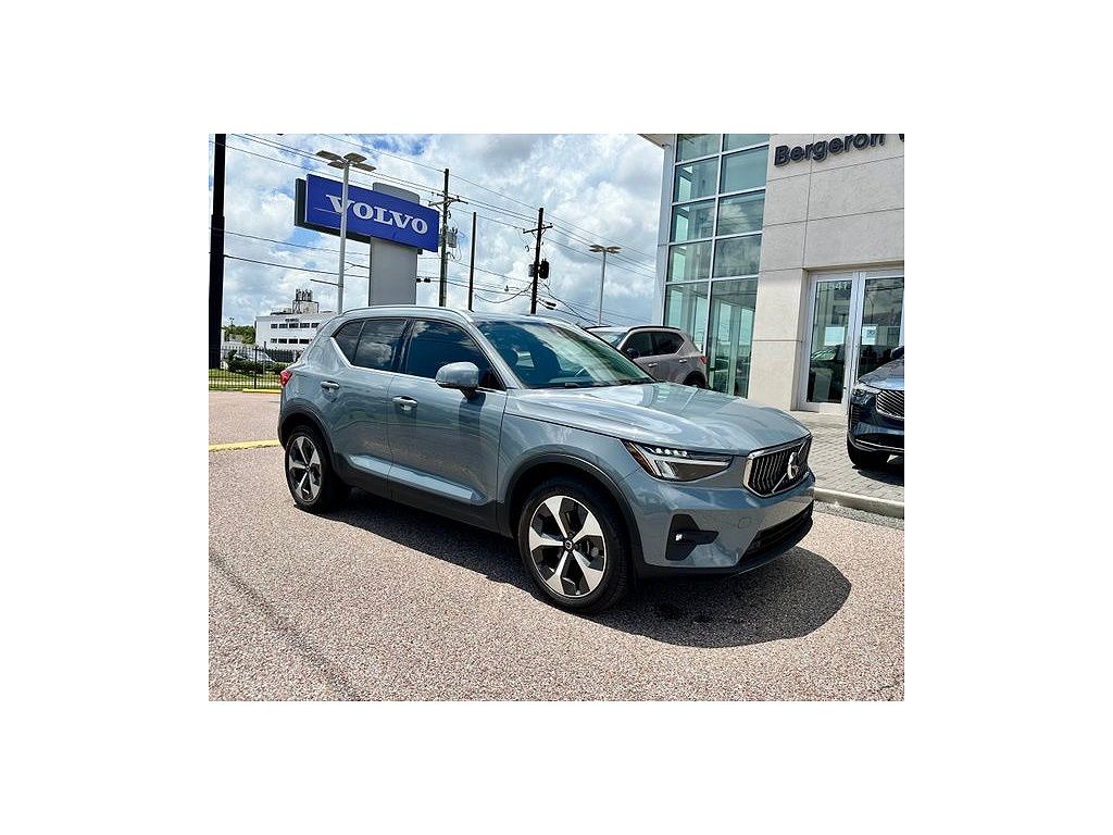 2023 Volvo XC40 B5 Plus Bright