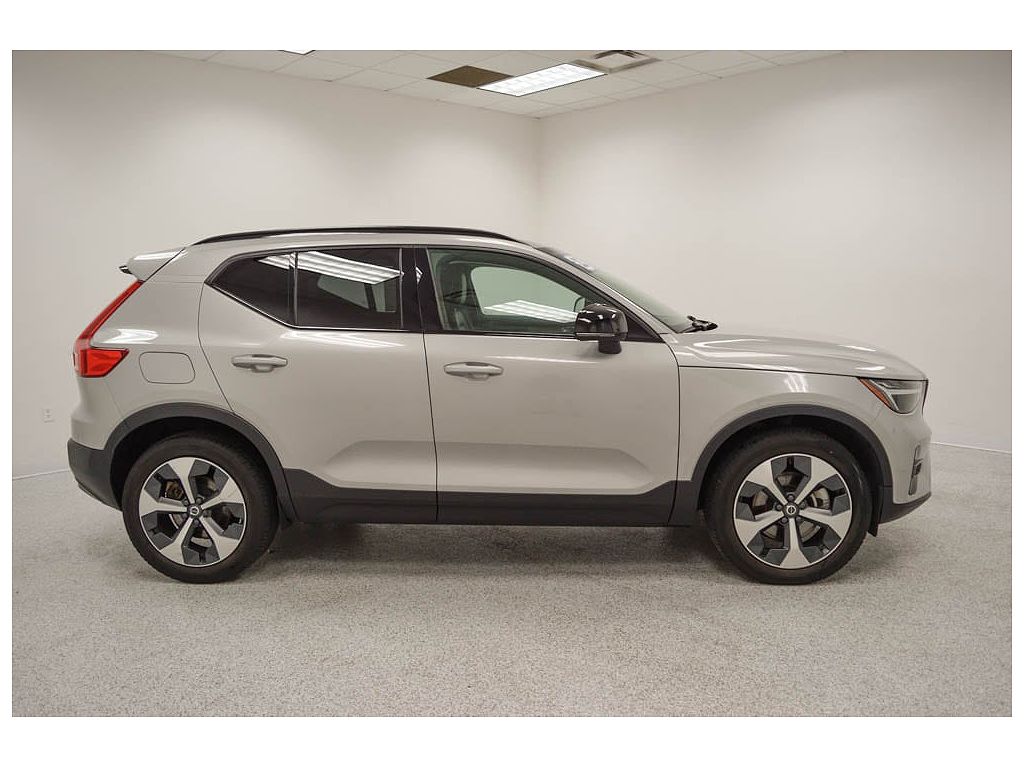 2023 Volvo XC40 B5 AWD Plus Dark