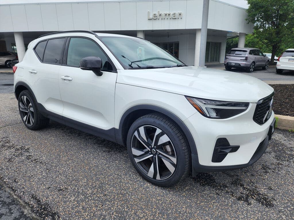 2023 Volvo XC40 B5 Plus Dark