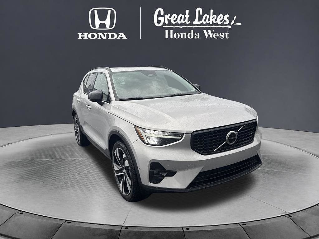 2023 Volvo XC40 B5 Plus Dark