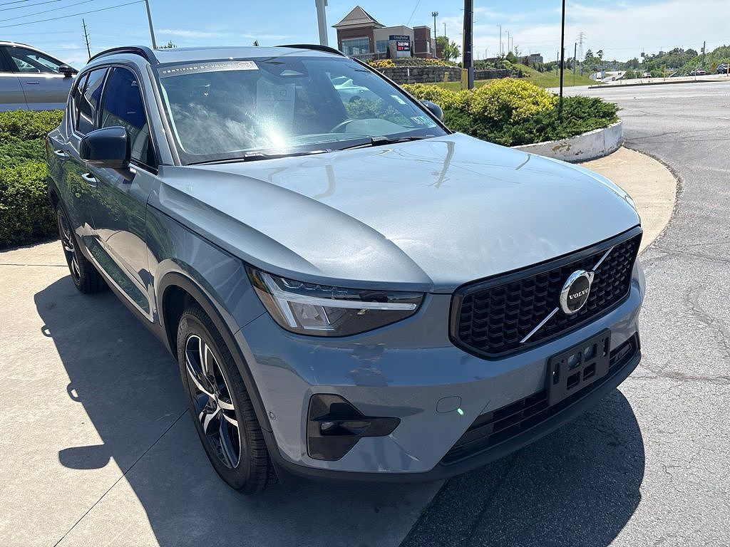 2023 Volvo XC40 B5 Plus Dark