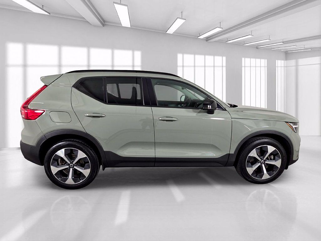 2023 Volvo XC40 B5 Plus Dark