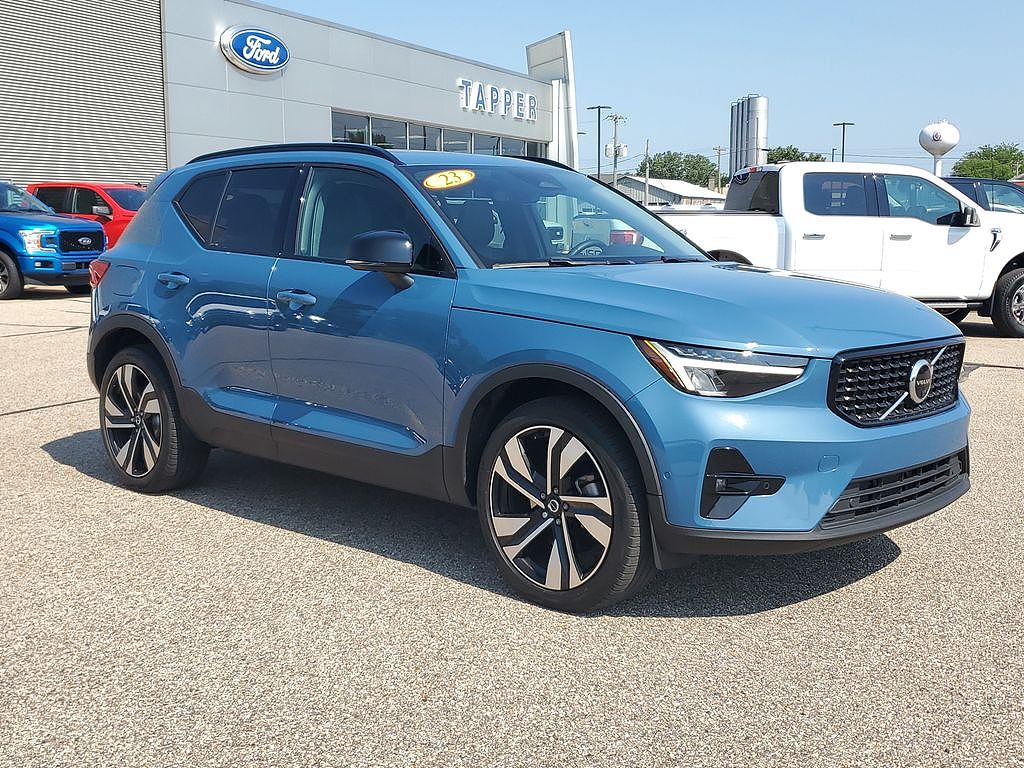 2023 Volvo XC40 B5 Plus Dark