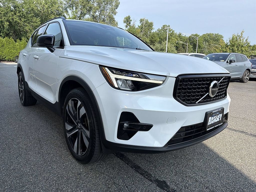 2023 Volvo XC40 B5 Plus Dark
