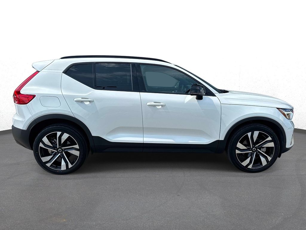 2023 Volvo XC40 B5 Plus Dark
