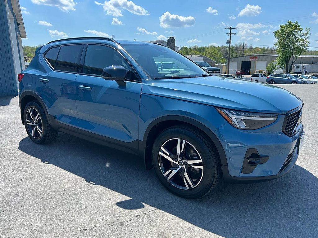 2023 Volvo XC40 B5 Plus Dark