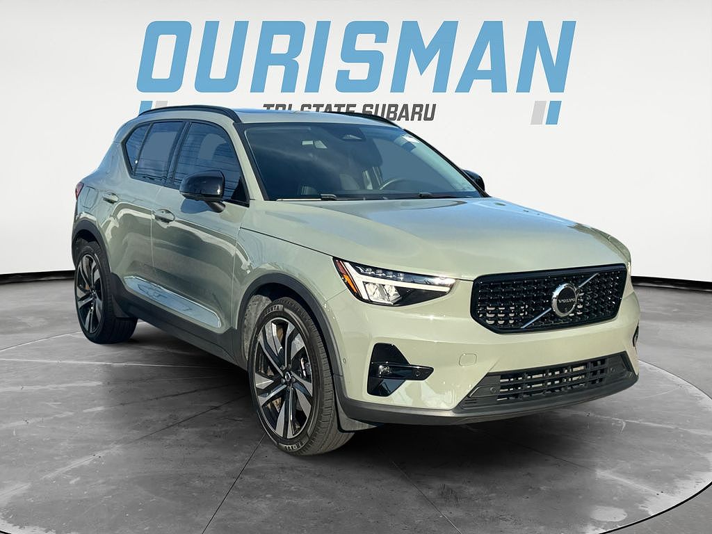 2023 Volvo XC40 B5 Plus Dark