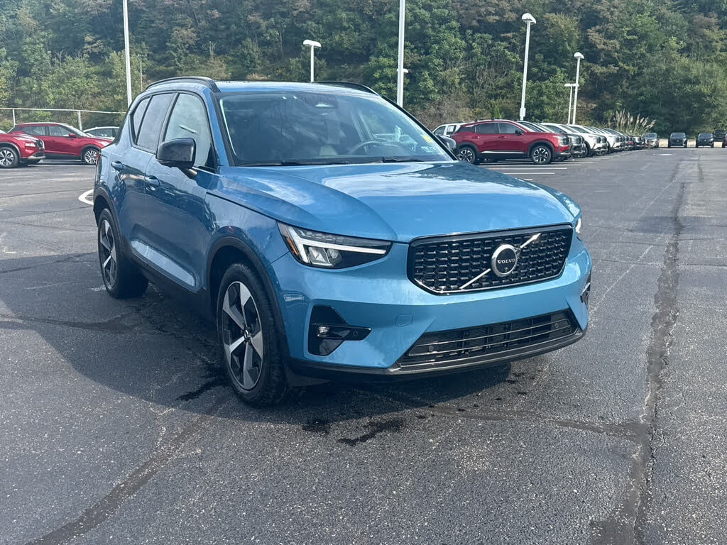2023 Volvo XC40 B5 Plus Dark