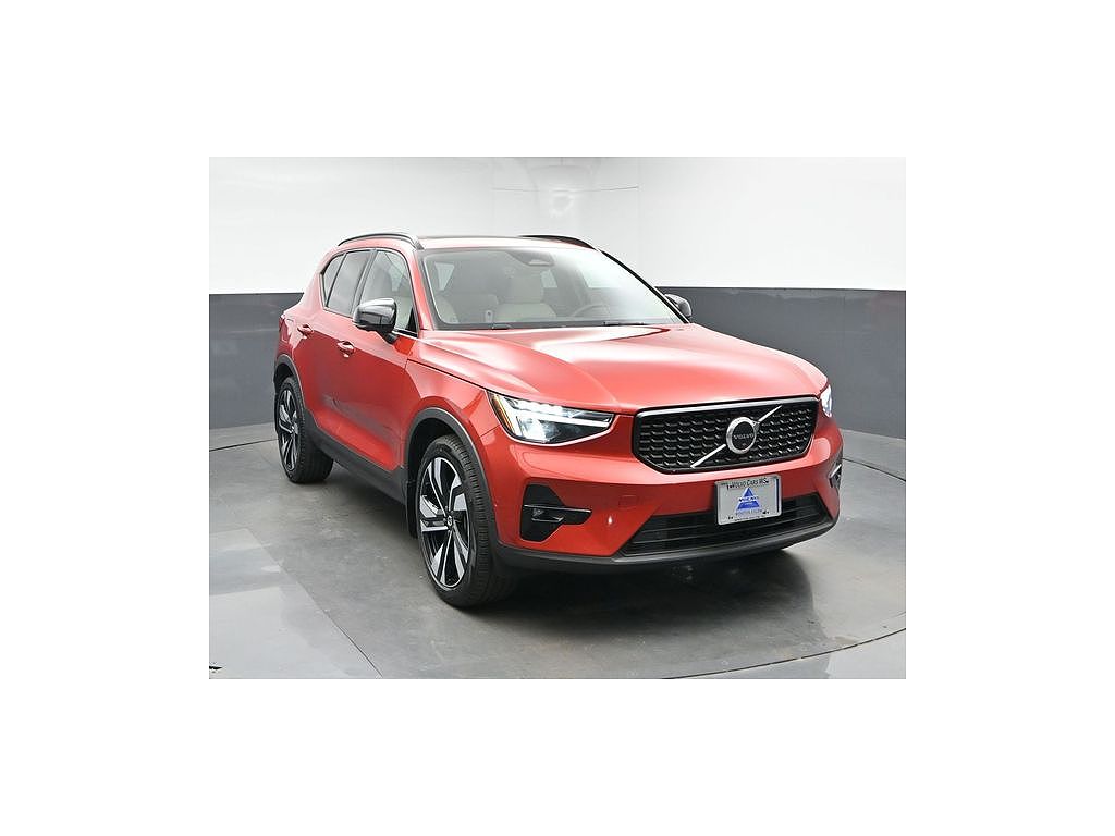 2023 Volvo XC40 B5 Plus Dark Theme