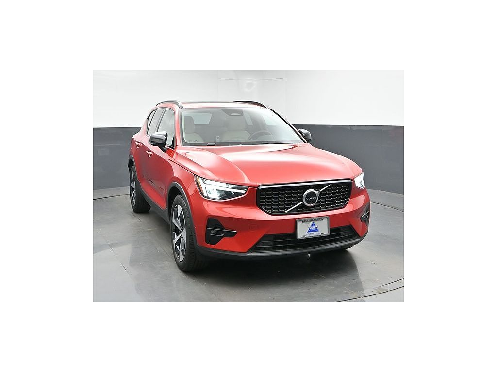 2023 Volvo XC40 B5 Plus Dark Theme