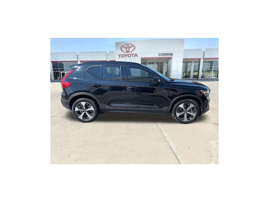 2023 Volvo XC40 B5 Plus Dark Theme