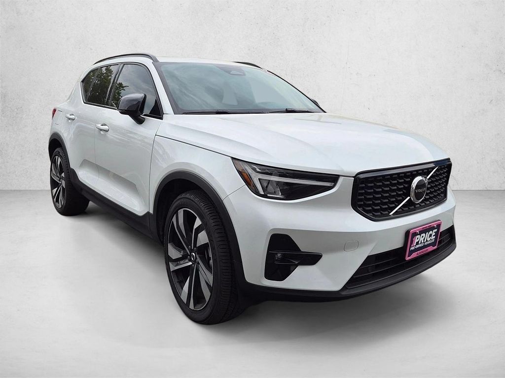 2023 Volvo XC40 B5 Plus Dark