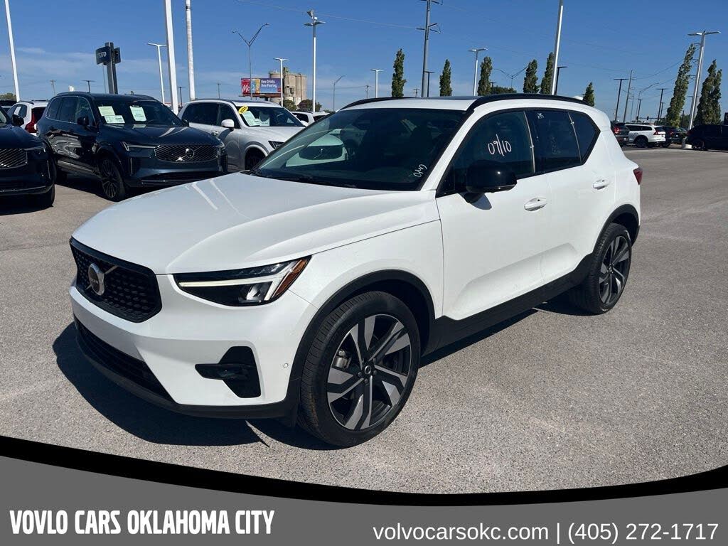 2023 Volvo XC40 B5 Plus Dark