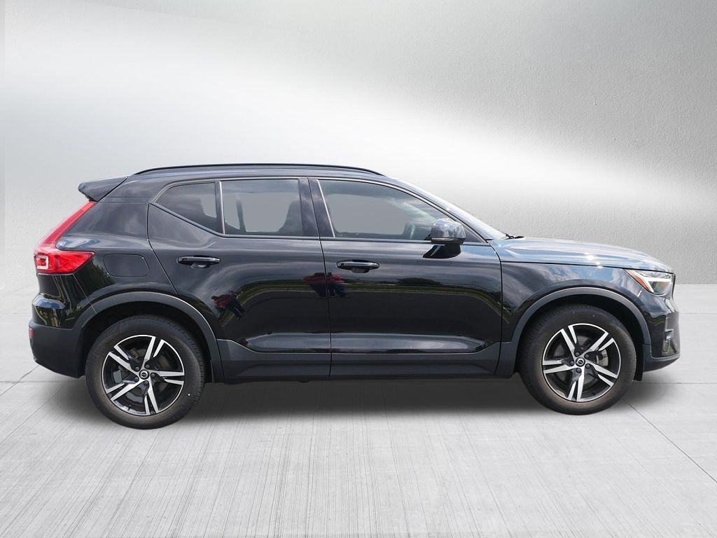 2023 Volvo XC40 B5 Plus Dark