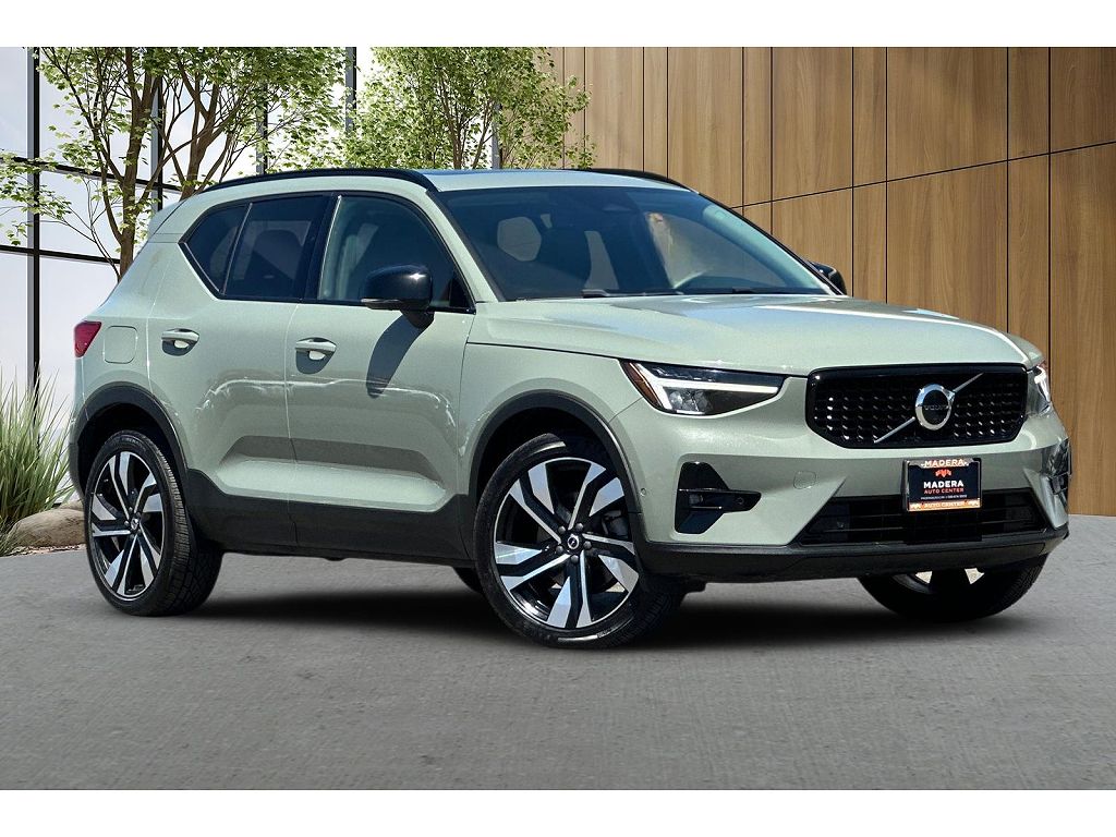 2023 Volvo XC40 B5 Plus Dark