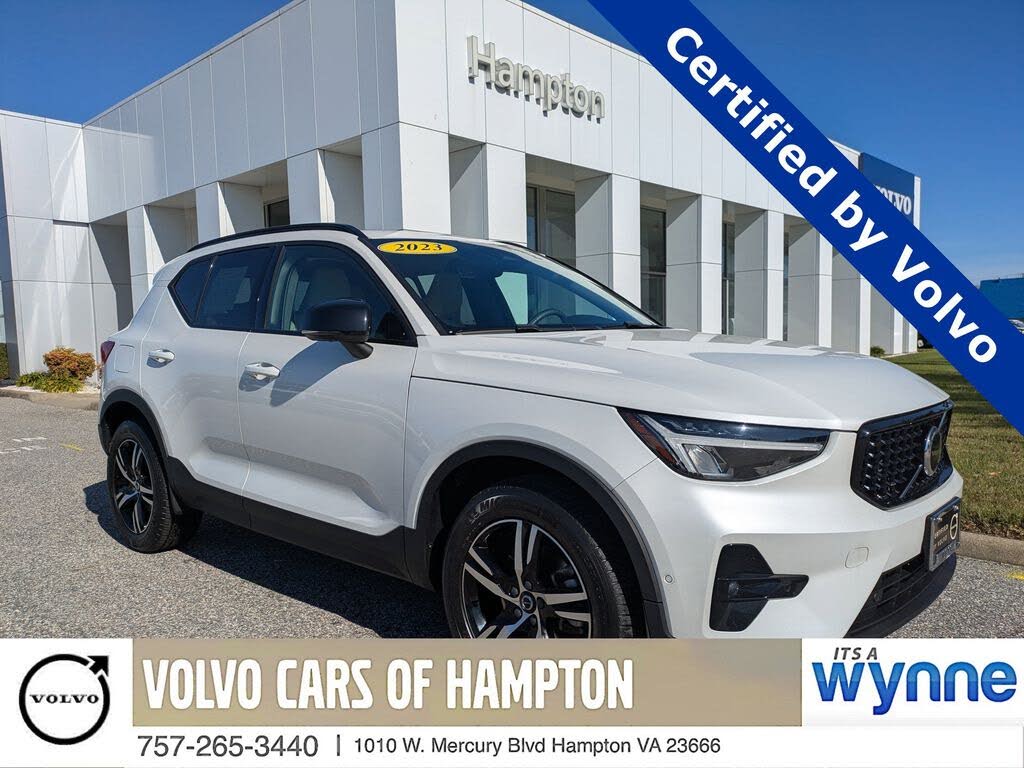 2023 Volvo XC40 B5 Plus Dark