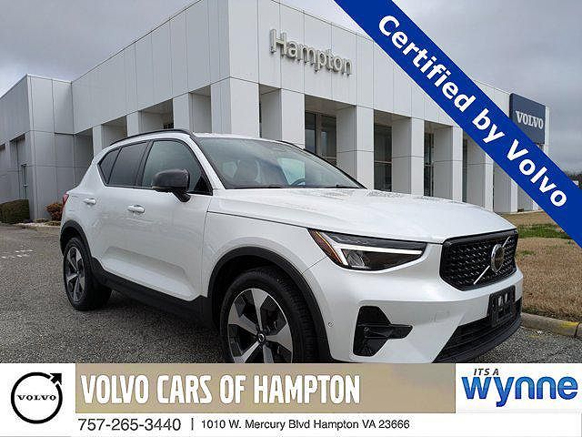 2023 Volvo XC40 B5 Plus Dark