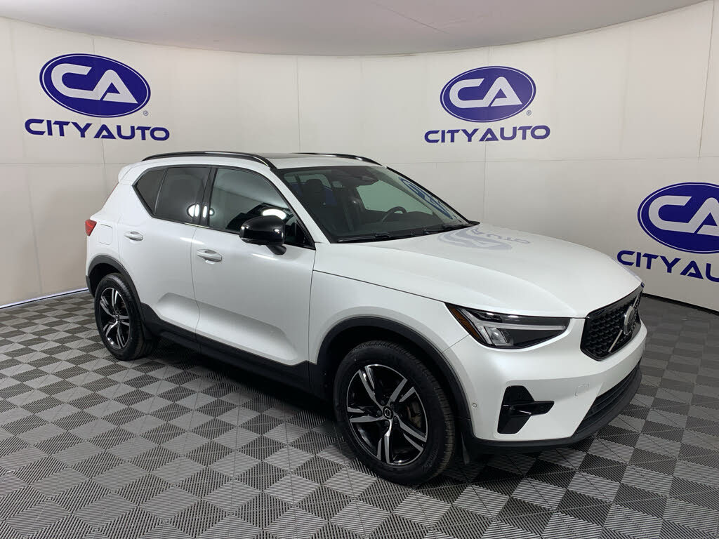 2023 Volvo XC40 B5 Plus Dark