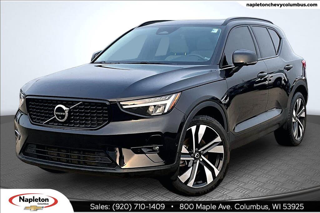 2023 Volvo XC40 B5 Plus Dark