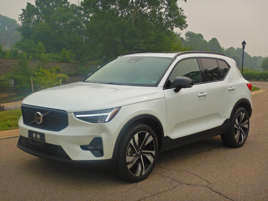 2023 Volvo XC40 B5 Plus Dark