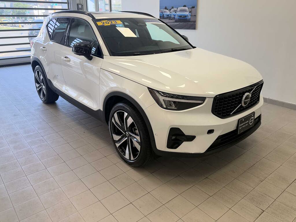2023 Volvo XC40 B5 Plus Dark