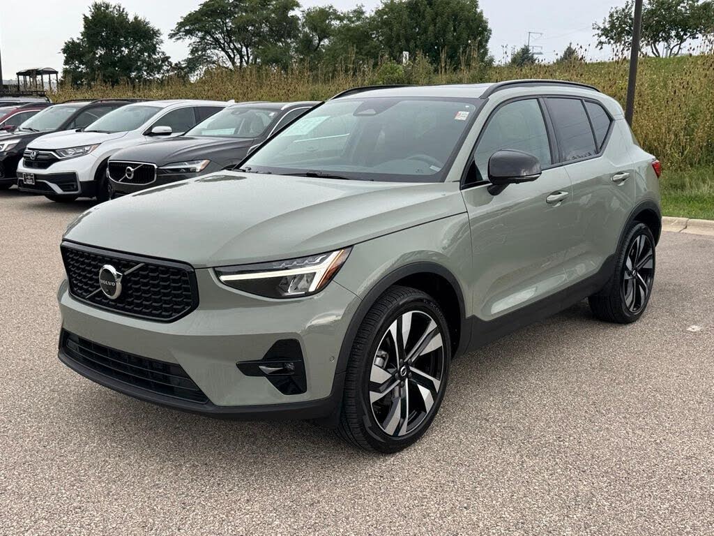 2023 Volvo XC40 B5 Plus Dark