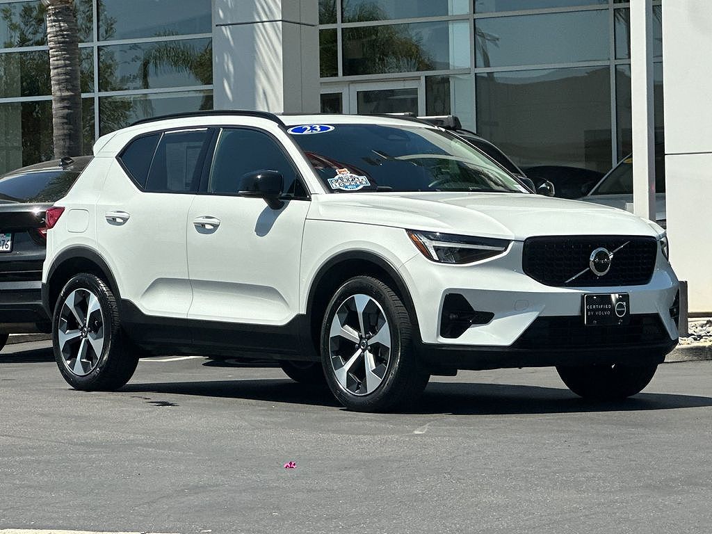 2023 Volvo XC40 B5 Plus Dark