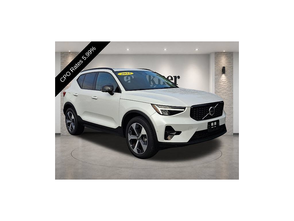 2023 Volvo XC40 B5 Plus Dark