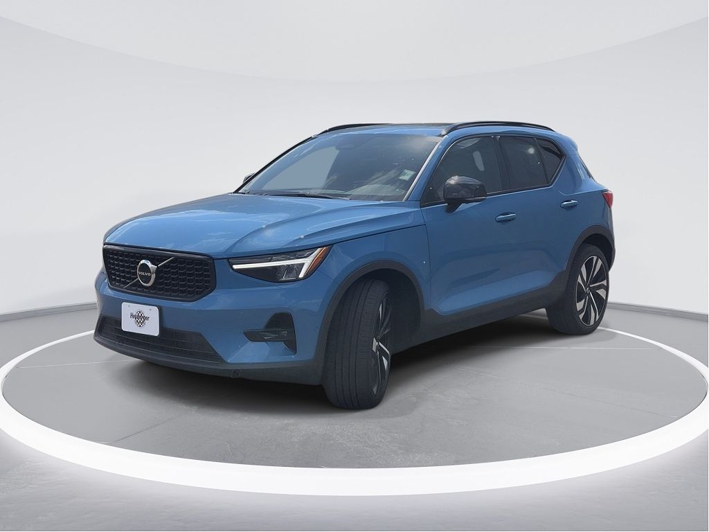 2023 Volvo XC40 B5 Ultimate Dark