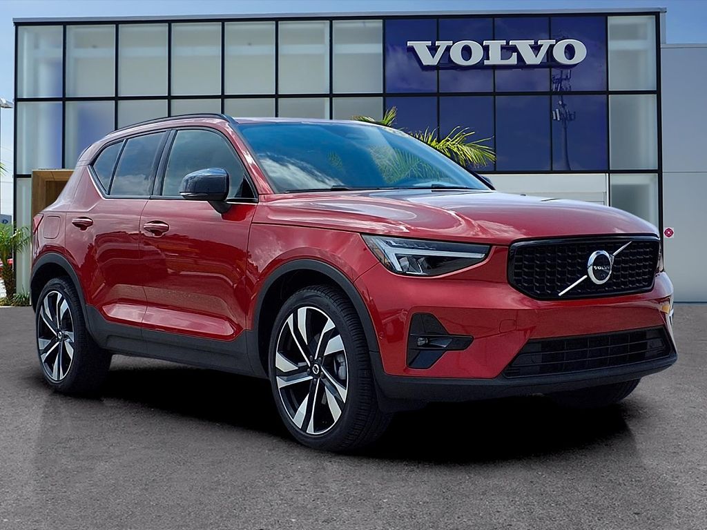 2023 Volvo XC40 B5 Ultimate Dark