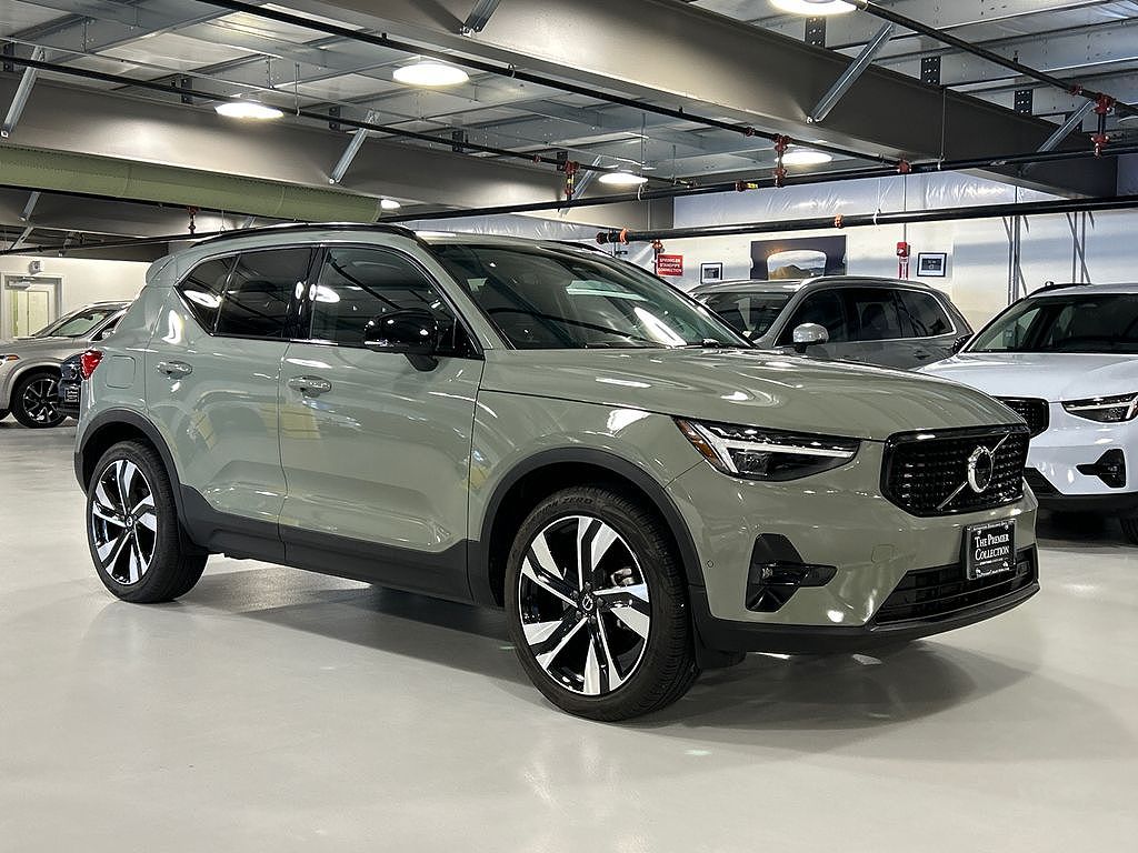 2023 Volvo XC40 B5 Ultimate Dark