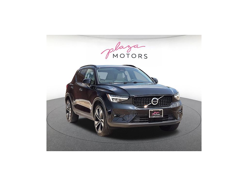 2023 Volvo XC40 B5 Ultimate Dark
