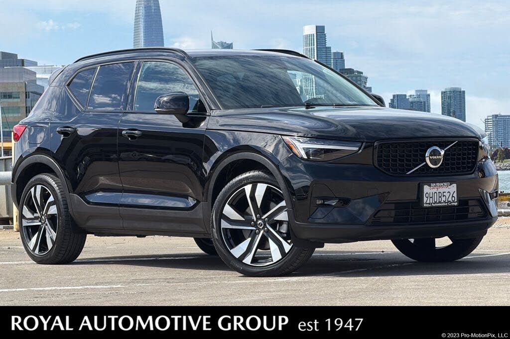 2023 Volvo XC40 B5 Ultimate Dark
