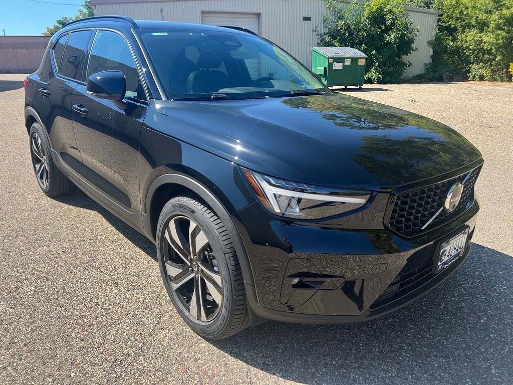 2023 Volvo XC40 B5 Ultimate Dark
