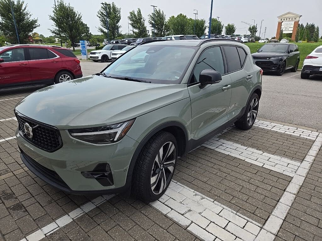 2023 Volvo XC40 B5 Ultimate Dark