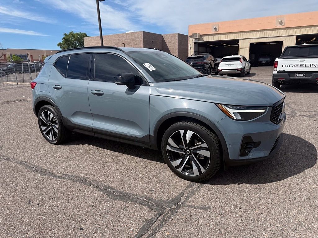 2023 Volvo XC40 B5 Ultimate Dark