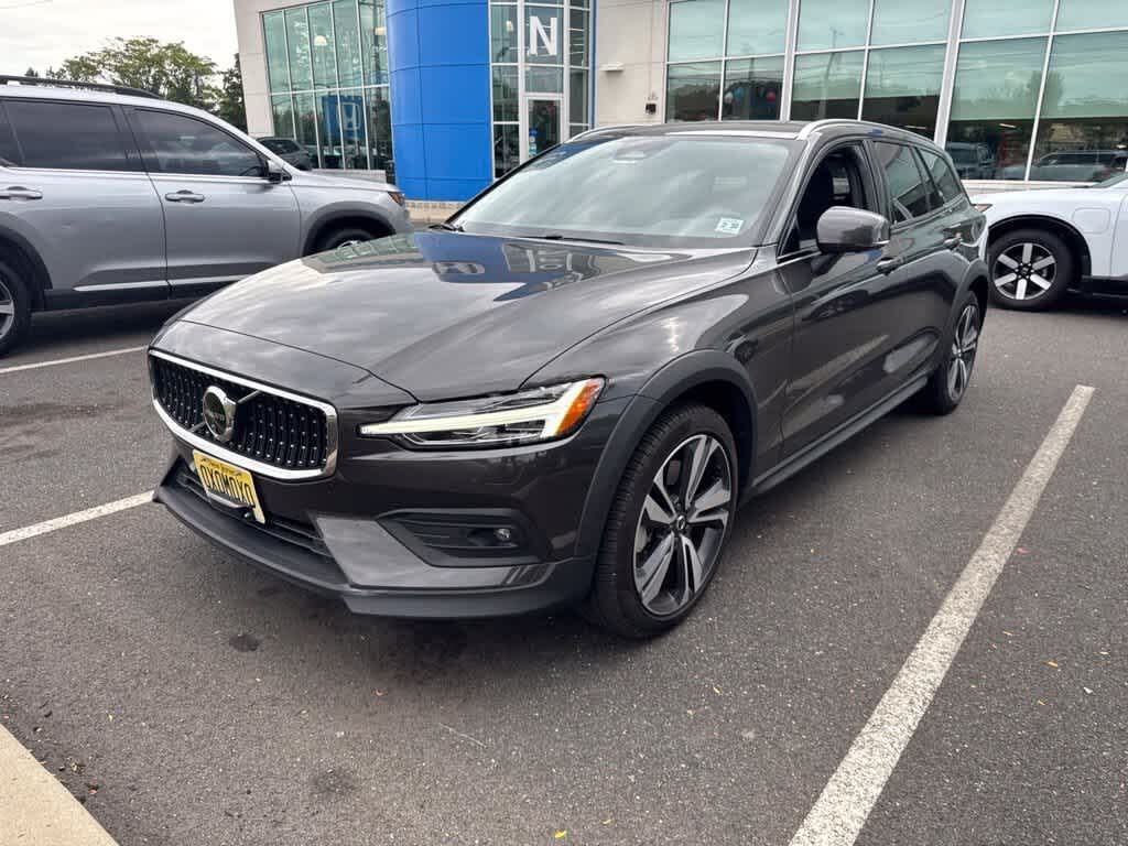 2025 Volvo V60 Cross Country Plus