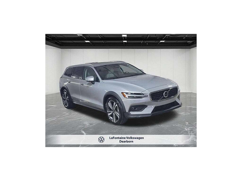 2025 Volvo V60 Cross Country B5 Plus