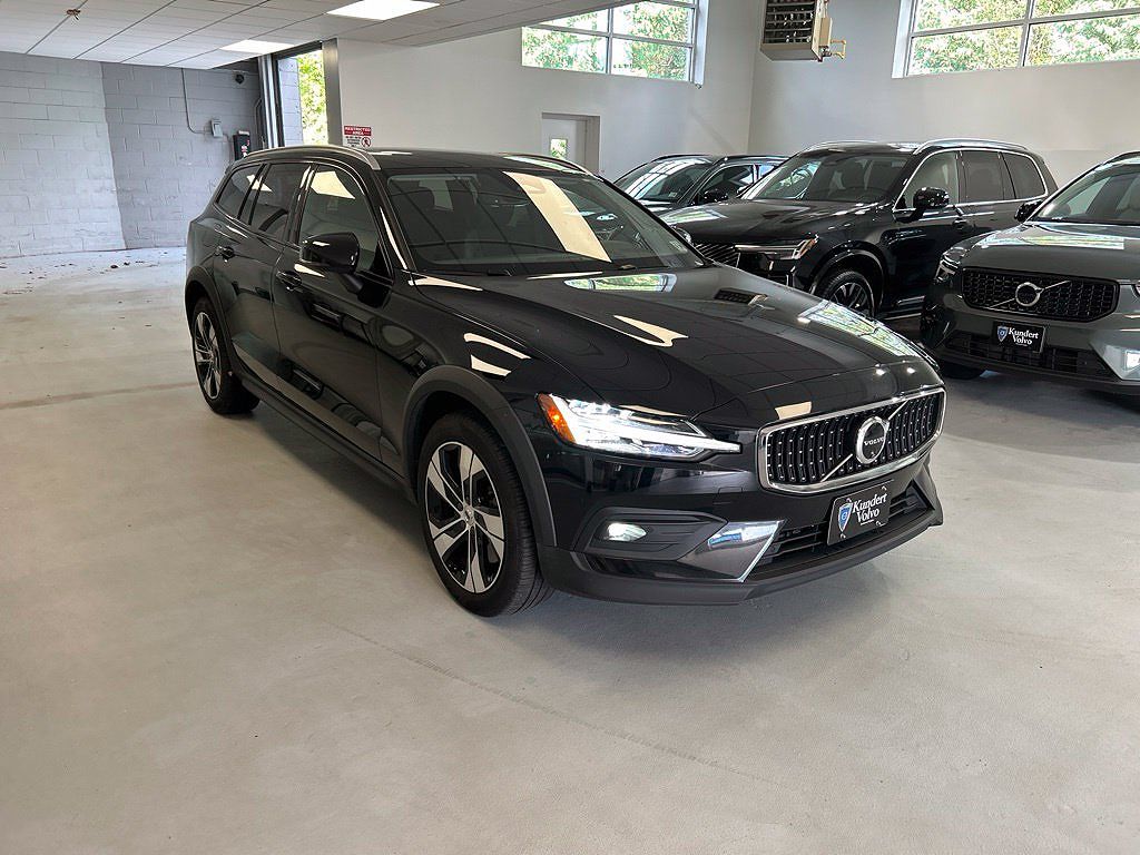2025 Volvo V60 B5 Plus