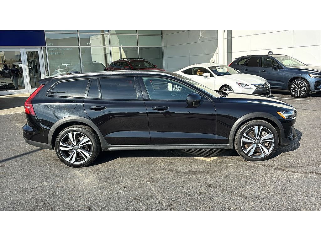 2025 Volvo V60 Cross Country B5 Plus