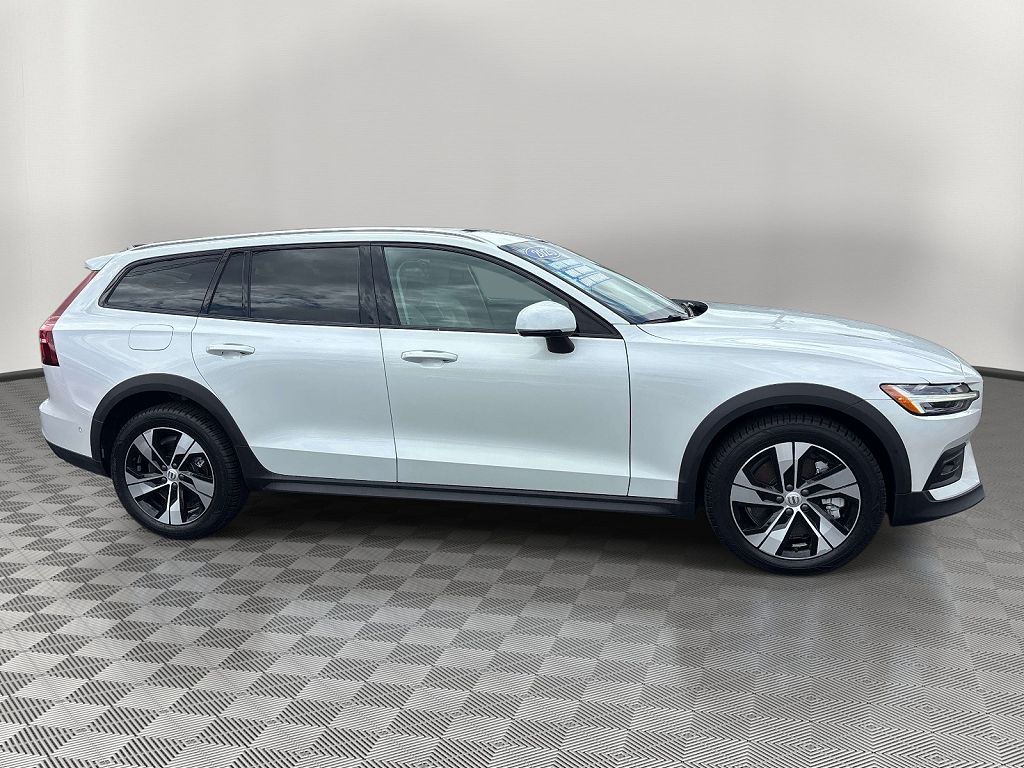2025 Volvo V60 B5 Plus