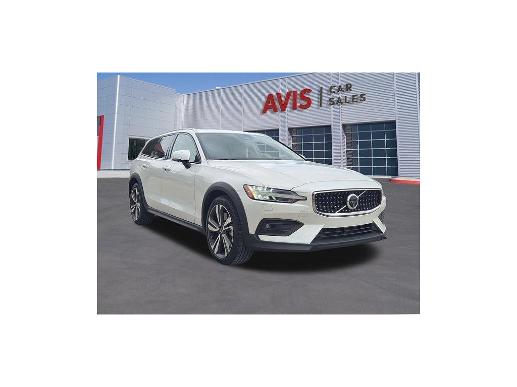 2025 Volvo V60 Cross Country B5 Plus