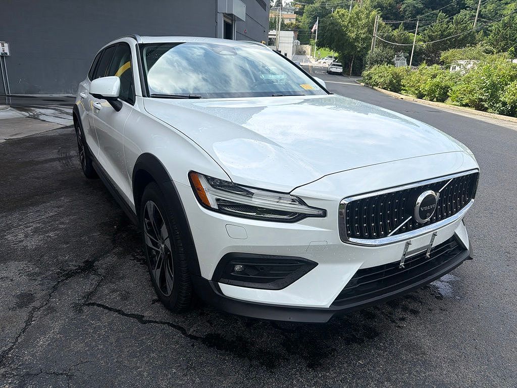 2025 Volvo V60 Cross Country B5 Plus