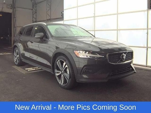 2025 Volvo V60 Cross Country B5 Plus