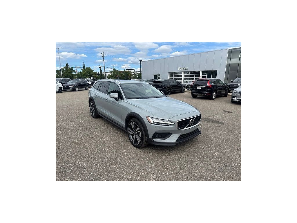 2025 Volvo V60 Cross Country B5 Plus