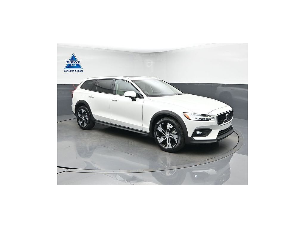 2025 Volvo V60 Cross Country B5 Plus