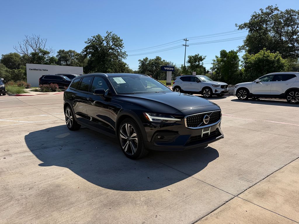 2025 Volvo V60 Cross Country B5 Plus