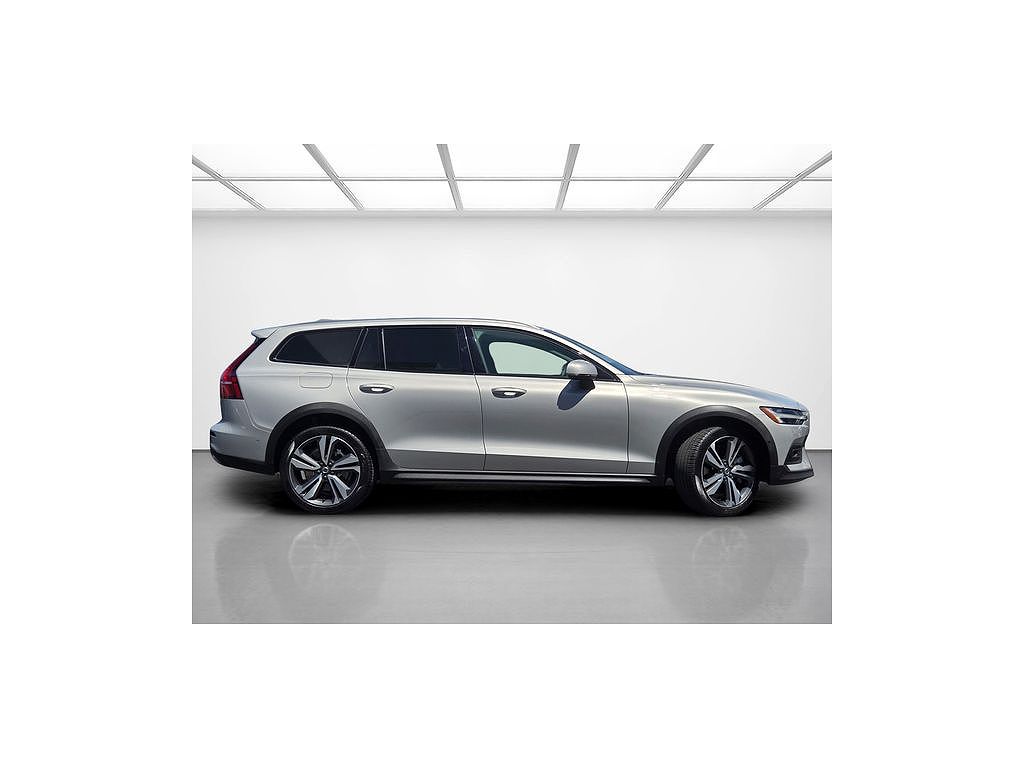 2025 Volvo V60 Cross Country B5 Plus