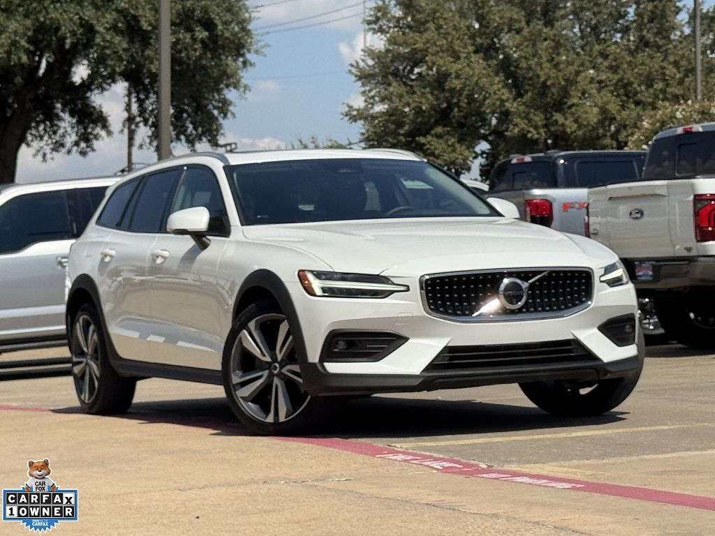 2025 Volvo V60 Cross Country B5 Plus